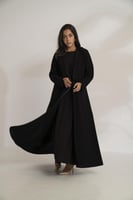 عباية كريب ياقه طبقتين خفيف بفستان اسود