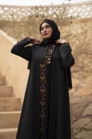 عبايه كتان بقطعه اماميه واسوره مخمل مطرز اسود