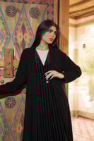 عبايه كريب طبقتين مخمل مقلم اسود