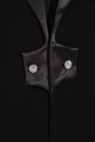 عباية كريب ياقة قلاب ساتان زرار اسود