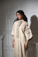 جلابيه لنن مطرزه فراشه بيج