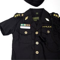 زي عسكري أسود