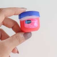 فازلين معالج الشفاة الوردي ميني