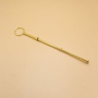 حامل أدوار معدني- رأس خاتم ذهبي