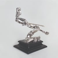 مجسم حامل الة الكمان باللون الفضي