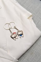 ميدالية مفاتيح شكل سن معدني