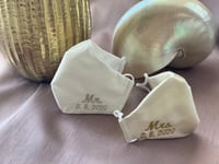 كمامة مطرزه مع تاريخ المناسبة (بالحبة) Mr&Mrs