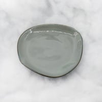 طبق تصميم غير متوازن لون رصاصي 16.5سم