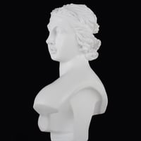 مجسم روماني ابيض