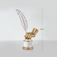 تمثال الريشة الذهبية