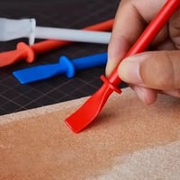 فرشاة بلاستيكية لتوزيع الغراء - لون أحمر