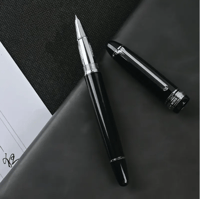 قلم حبر أسود وذهبي