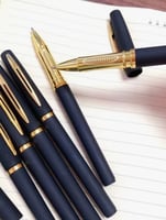 قلم حبر أسود جاف