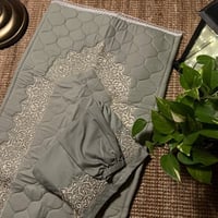 طقم مطرز-زيتي فاتح