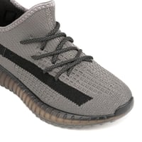 جزمة رياضية نسائية