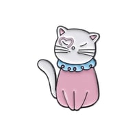 بروش قطة تغمز