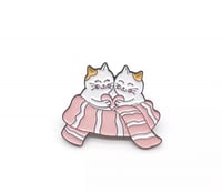 بروش قطتان معاً