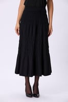 تنورة باللون الأسود