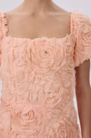 فستان روز خوخي بتطريز بارز