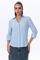 بلوزة سماوي بأكمام قابلة للطي