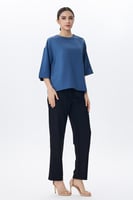 بلوزة زرقاء بأزرار ذهبية على الكتف