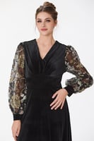 فستان مخمل مع تطريز