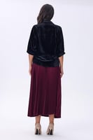 بلوزة مخملية سوداء بأزرار أمامية