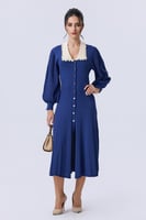 فستان أزرق بياقة بيج وأزرار أمامية