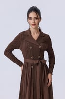 فستان بني أنيق بتصميم معطف وكسرات ناعمة