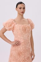 فستان روز خوخي بتطريز بارز