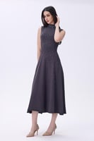 فستان رصاصي مطرّز بتفاصيل براقة