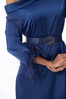 فستان ستان بكتف روماني