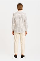 بلوزة قطن بطبعات هندسية وخطوط طولية