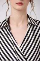 بلوزة بقصة صدر مزدوج