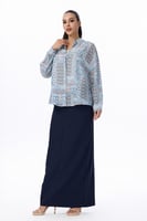 بلوزة بنقشة هندسية بألوان الباستيل