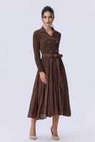 فستان بني أنيق بتصميم معطف وكسرات ناعمة