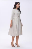 فستان بيج أنيق بتفاصيل أزرار ذهبية