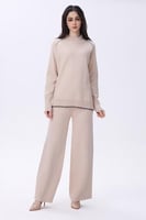 طقم بيج مكون من بلوزة وبنطلون بقصّة مريحة