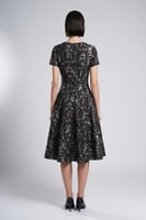 فستان ميدي جاكار أسود بقصة أنيقة