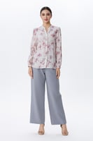 بلوزة بطبعة ورود بلون وردي