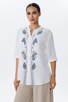 بلوزة كتان بتطريز شرقي باللونين الأزرق والبيج