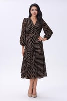 فستان بني بطبعة هندسية وحزام خصر