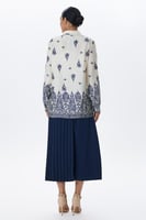 بلوزة بطبعة ملكية متداخلة