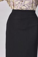 تنورة مقلم اسود ميدي