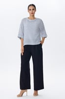 بلوزة مخططة بأزرار كتف