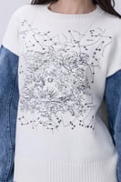 بلوزة شتوية بيضاء بأكمام دنيم