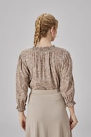 بلوزة ساتان مع كشكش