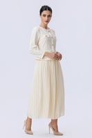 فستان أوف وايت بكسرات ناعمة