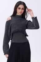 بلوزة رمادية بتصميم غير متماثل