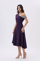 فستان بنفسجي بكتف لؤلؤ